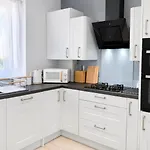 Modern,luxury 3-bedrooms For Groups & Contractors