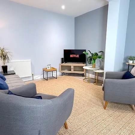 度假居 Modern,Luxury 3-Bedrooms For Groups & Contractors 布里斯托