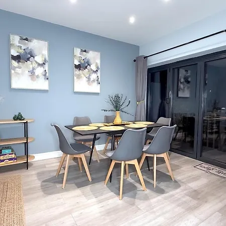 度假居 Modern,Luxury 3-Bedrooms For Groups & Contractors 布里斯托