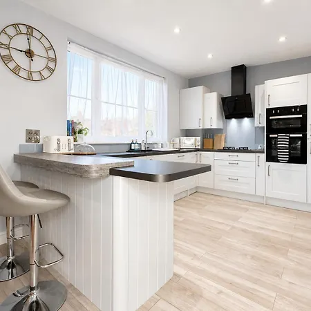Holiday home Modern, Luxury 3-bedroom For Families, Visitors And Contractors