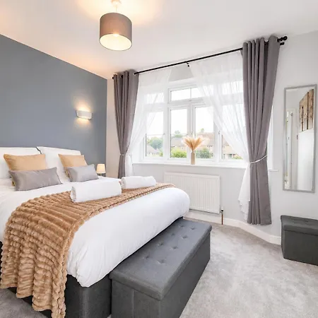 Holiday home Modern, Luxury 3-bedroom For Families, Visitors And Contractors *