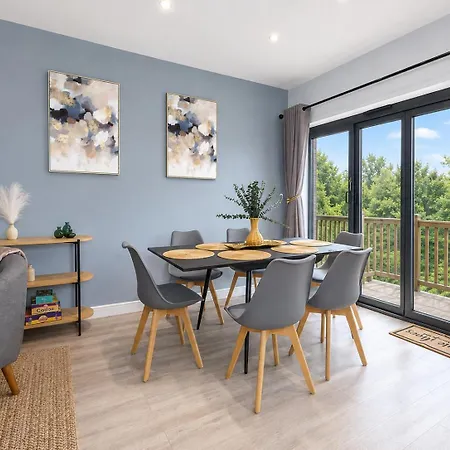 Modern, Luxury 3-bedroom For Families, Visitors And Contractors Holiday home