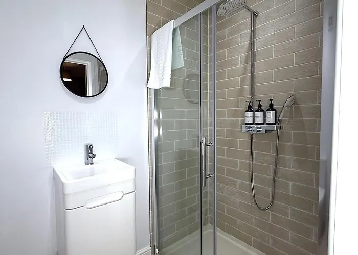 Semesterbostad New 3-bed For Groups & Contractors *