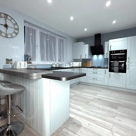 New 3-bed For Groups & Contractors